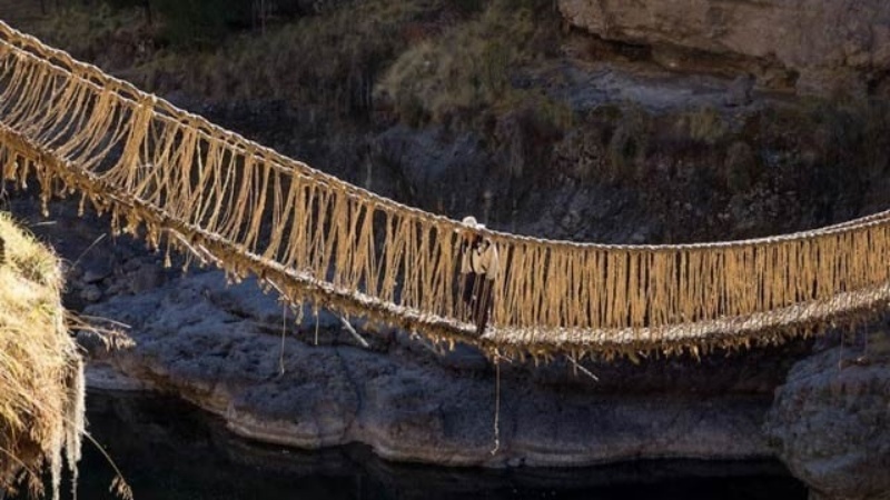 घास की रस्सियों से बने दुनिया के एकमात्र और सबसे पुराने पुल की मरम्मत शुरू