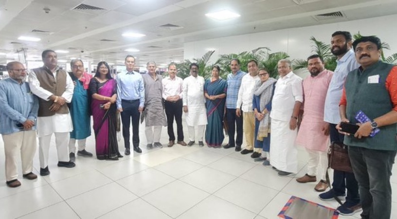 विपक्षी गठबंधन इंडिया के सांसद मणिपुर दौरे के लिए रवाना