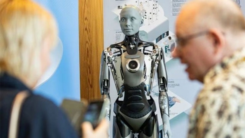 रोबोट आश्वासन देते हैं कि वह इंसानों के खिलाफ विद्रोह नहीं करेंगे