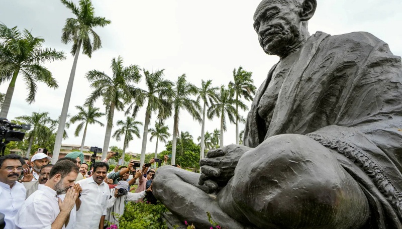 राहुल गांधी की लोकसभा सदस्यता बहाल, संसद पहुंचकर गांधी प्रतिमा को किया नमन