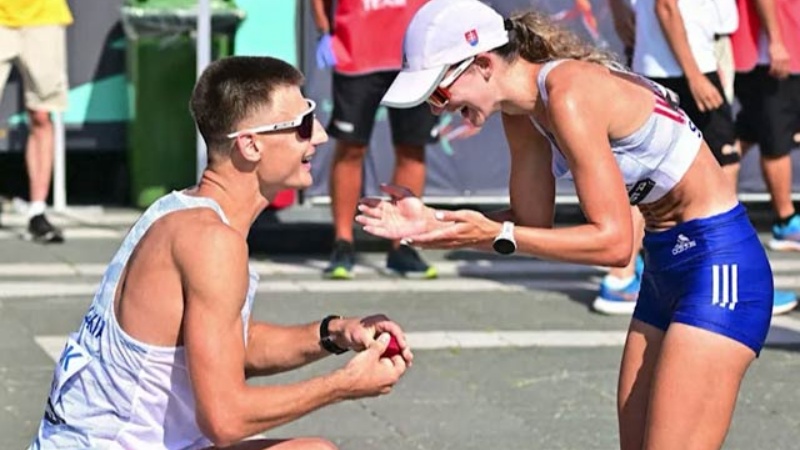 एथलीट ने दौड़ते समय महिला एथलीट को दिया शादी का प्रस्ताव