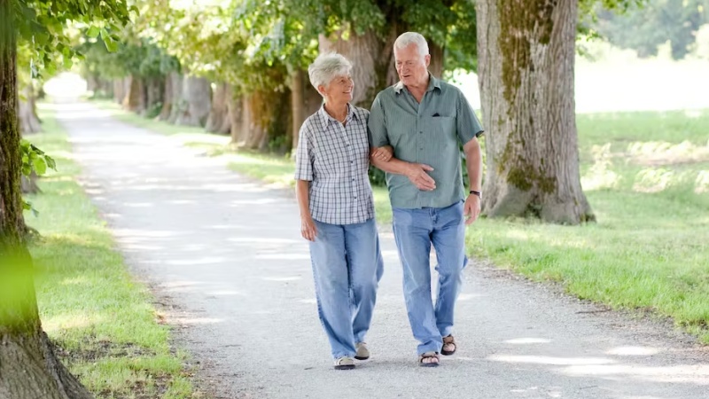 चलते समय मुड़ने में कठिनाई अल्जाइमर की शुरुआत का संकेत हो सकता है- शोध