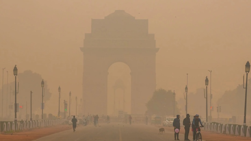 धुंध और प्रदूषण से बेहाल हुई दिल्ली