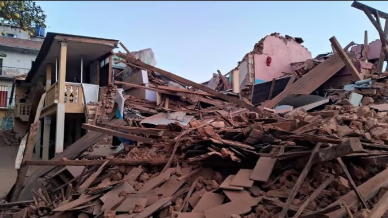 नेपाल में भूकंप से 129 लोगों की मौत और सैकड़ों घायल