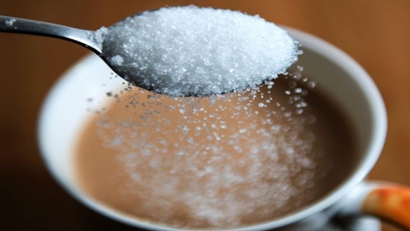एक नया शोध बताता है कि चाय या कॉफी में चीनी का सेवन सेहत पर असर नहीं डालता