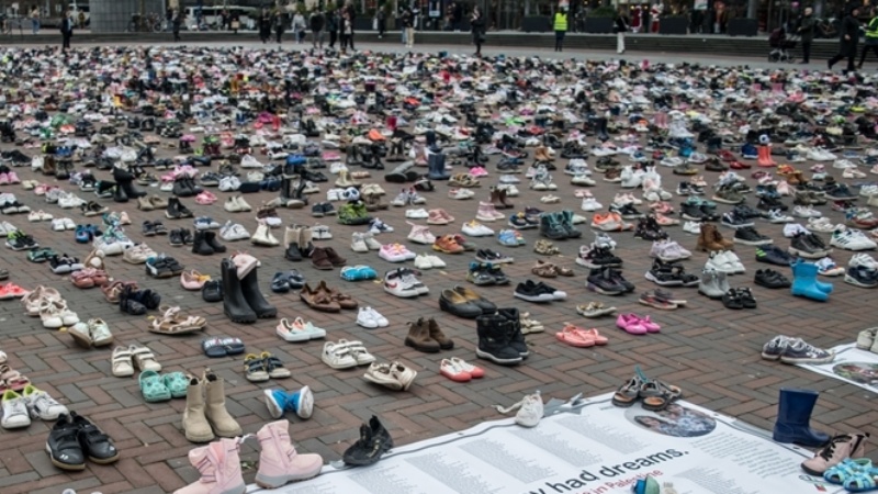 गाजा के शहीद बच्चों के प्रति एकजुटता दिखाने के लिए नीदरलैंड में सड़क पर 8 हजार जूते रखे गए