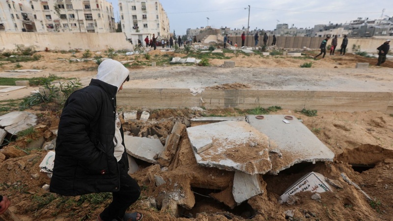 इज़रायली सेना ने अपने बंधकों की तलाश में दो हज़ार फ़िलिस्तीनियों की कब्रें उखाड़ दीं