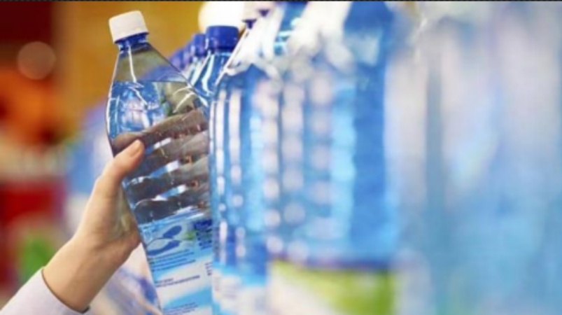 पानी की बोतलों में मौजूद प्लास्टिक के कण कोशिकाओं में प्रवेश कर सकते हैं