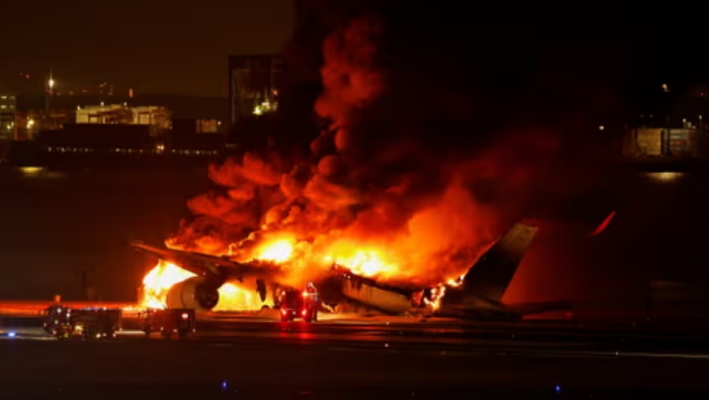 जापानी विमान में लैंडिंग के दौरान लगी आग, 379 लोगों को बचाया गया