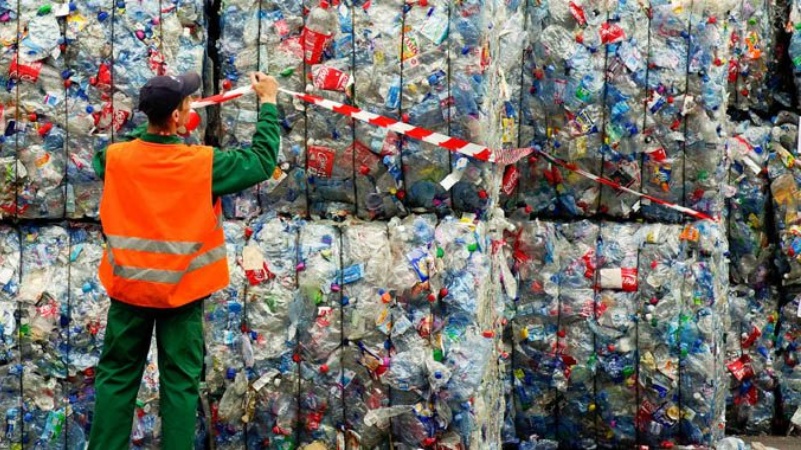 तेल कंपनियों और प्लास्टिक निर्माताओं ने दुनिया को गुमराह किया- रिपोर्ट