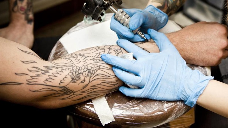 टैटू बनाने वाली इंक अंगों के लिए खतरनाक है