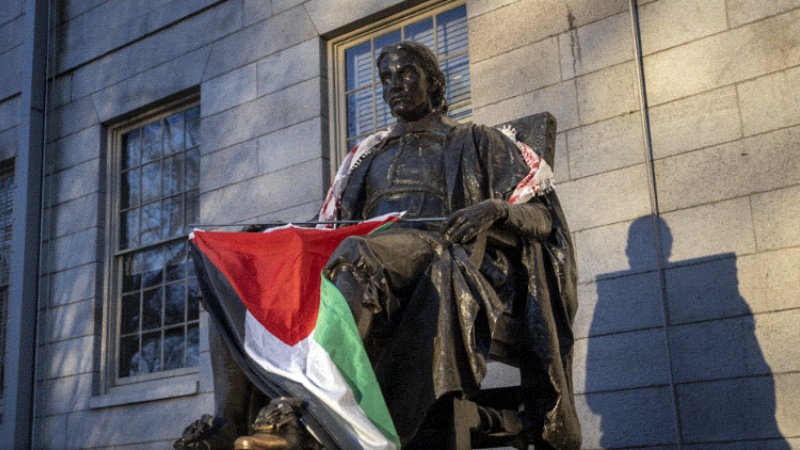 हार्वर्ड विश्वविद्यालय के प्रदर्शनकारियों ने फिलिस्तीनी झंडा फहराया