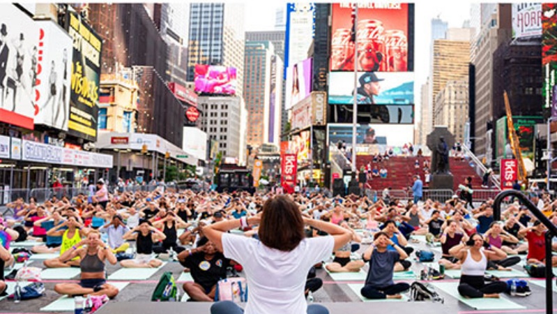 न्यूयॉर्क शहर के टाइम्स स्क्वायर पर मनाया गया अंतर्राष्ट्रीय योग दिवस