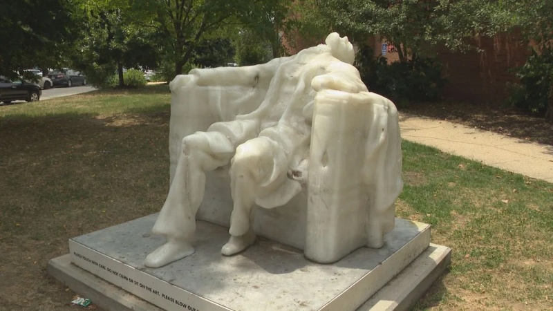वाशिंगटन डीसी में सख्त गर्मी से पिघली अब्राहम लिंकन की मूर्ती