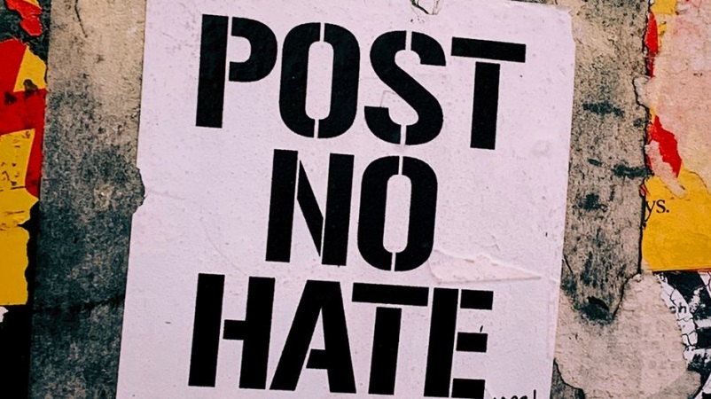 सार्वजनिक सोच में विकृति और नफ़रत फैलाने के नए ख़तरों में तेज़ी से बढ़ी है एआई की भूमिका 
