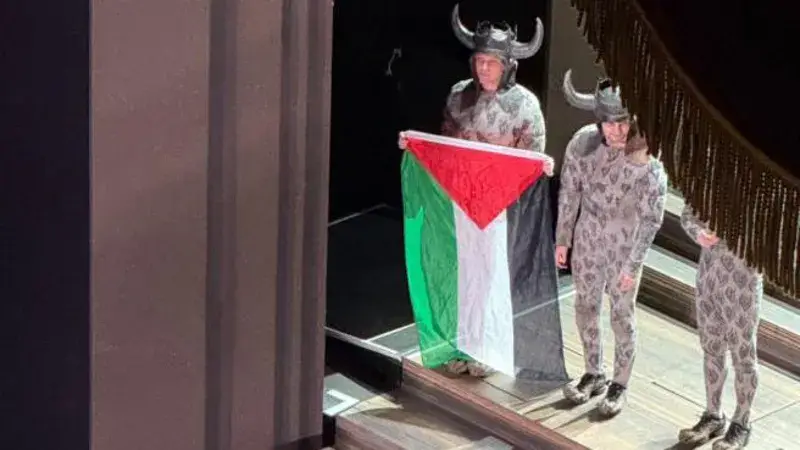 लंदन के रॉयल ओपेरा हाउस में अभिनेता ने फ़िलिस्तीनी झंडा लहराया