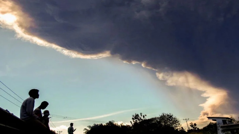 इंडोनेशिया के माउंट लेवोटोबी लाकी लाकी ज्वालामुखी में फिर विस्फोट हुआ