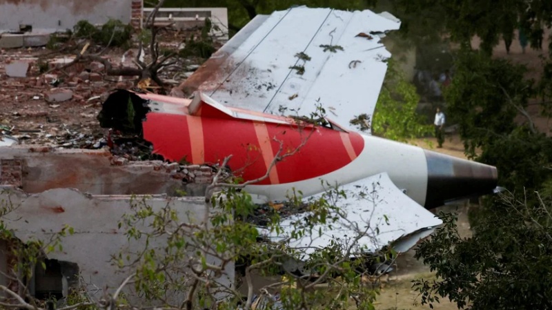अहमदाबाद विमान हादसे पर जांच ब्यूरो की रिपोर्ट और पायलट की बातचीत सामने आई 

