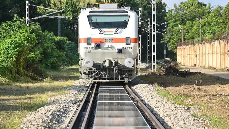 भारतीय रेलवे ने पटरियों के बीच सेट किया सोलर पैनल