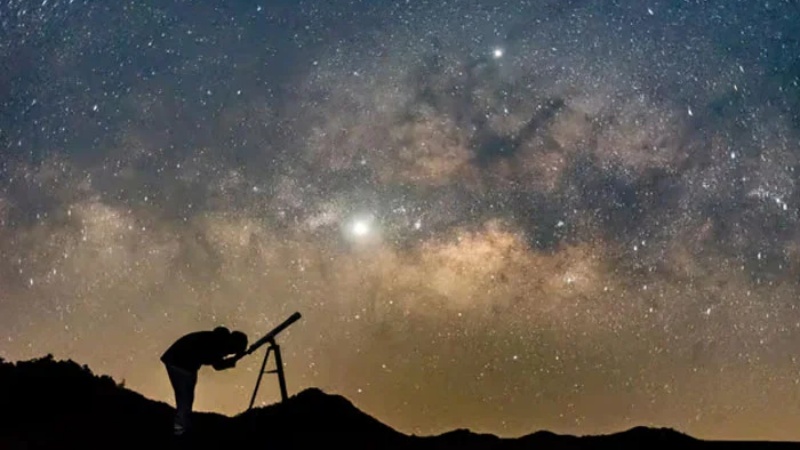 आसमान को इस महीने कौन से अद्भुत नज़ारे जगमगाने वाले हैं