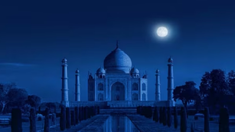 शरद पूर्णिमा की चांदनी रात और मोहब्बत की निशानी ताज के दीदार 
