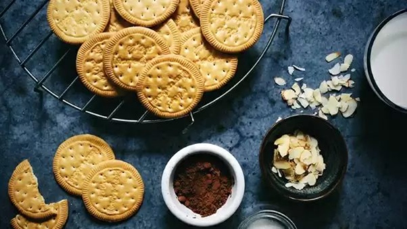 बिस्कुट में बने छेदों से जुड़ा रोचक तथ्य क्या है?