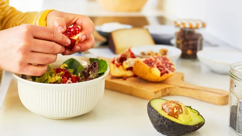 स्वास्थ्य विशेषज्ञ कहते हैं कि लंबी उम्र जीना है तो रोज़ सलाद खाएँ 
