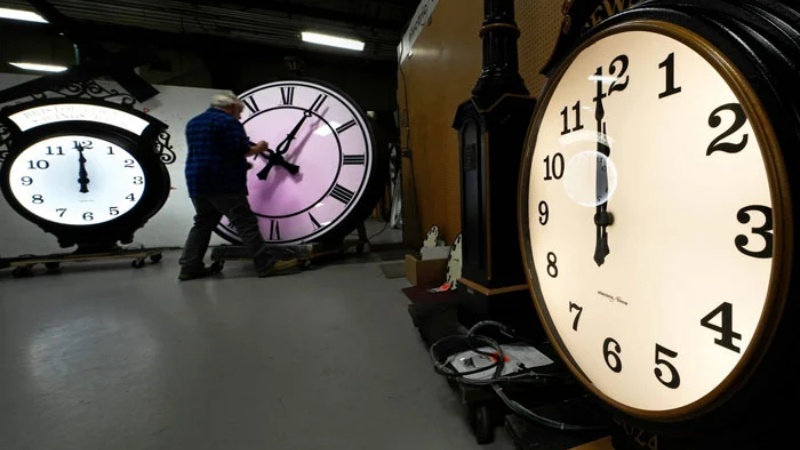 लंदन में गर्मी का मौसम खत्म होते ही एक घंटा पीछे कर दी गईं सारी घड़ियाँ