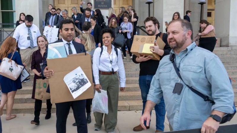 अमरीकी रक्षा मंत्री की नीति के विरोध में पत्रकारों ने खाली किया पेंटागन