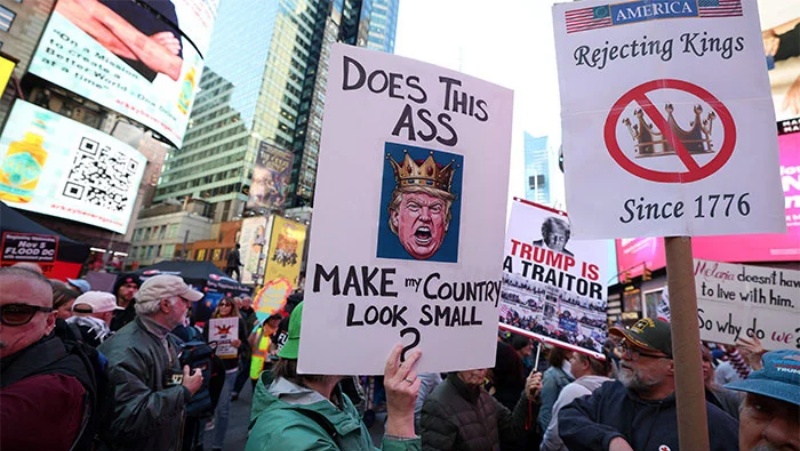 ट्रंप के खिलाफ 'नो किंग्स' आंदोलन की गूंज अमरीका के अलावा भी कई देशों में सुनी गई 
