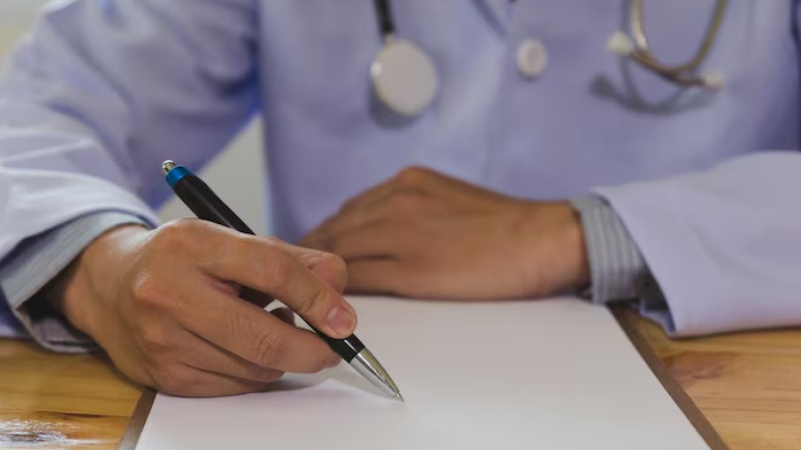 अदालत ने डॉक्टरों को अपनी लिखावट सुधारने का आदेश दिया 
