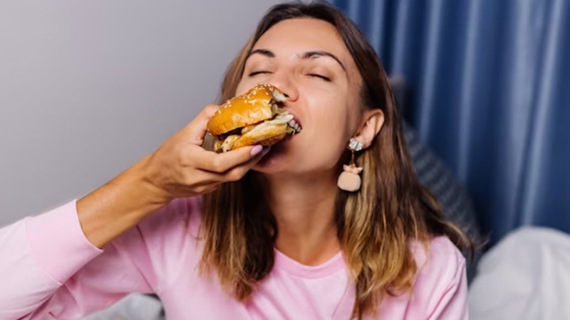 सिर्फ़ शरीर के लिए ही नहीं दिमाग के लिए भी नुकसानदायक है ओवर ईटिंग