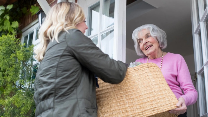 दूसरों की मदद करने से डिमेंशिया की शुरुआत 20 फीसद तक धीमी हो सकती है- स्टडी

