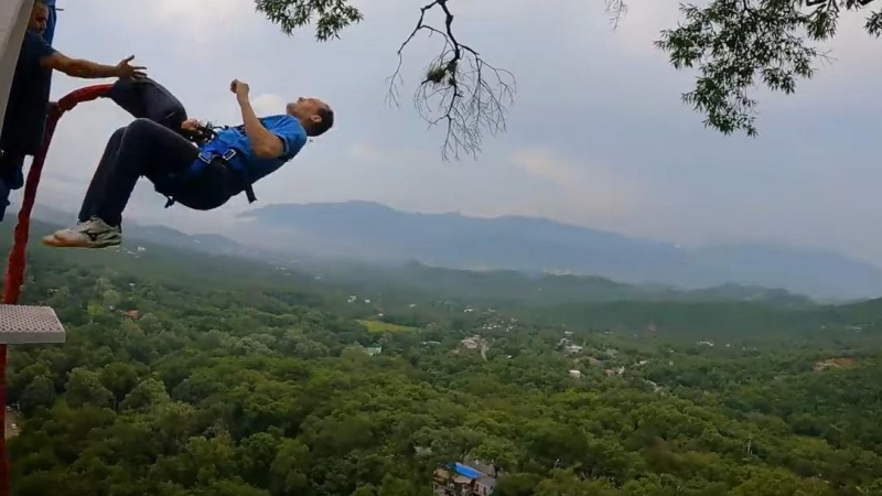 फ्रेंच डेयरडेविल ने अपना दूसरा बंजी जंपिंग वर्ल्ड रिकॉर्ड बनाया
