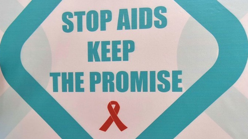 एचआईवी के विरुद्ध वैश्विक लड़ाई इस समय आर्थिक दबाव का सामना कर रही है