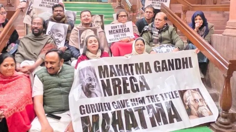 ‘विकसित भारत- जी राम जी विधेयक’ को संसद की मंजूरी पर देर रात विपक्षी सांसदों का प्रदर्शन
