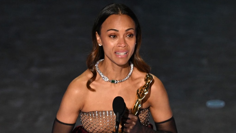 सुपर स्टार्स को पछाड़ कर आगे आई हॉलीवुड एक्ट्रेस ज़ो सलदाना की फिल्मों की कमाई 
