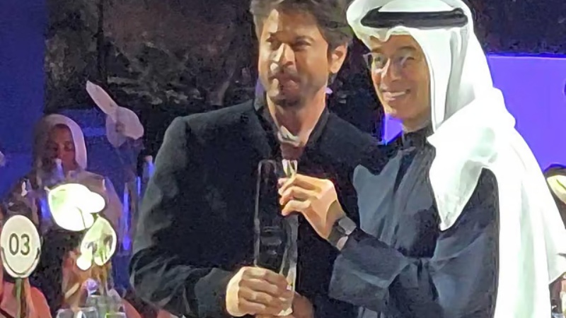 ग्लोबल स्टाइल आइकन अवॉर्ड से दुबई में सम्मानित हुए शाहरुख