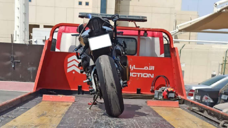 दुबई: बच्चे को सड़क पर मोटरबाइक चलाने पर 50 हज़ार दिरहम का जुर्माना