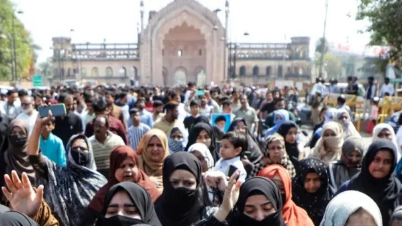 अयातुल्ला अली खामेनेई की मौत की खबर से मातम के माहौल में बदल गया लखनऊ
