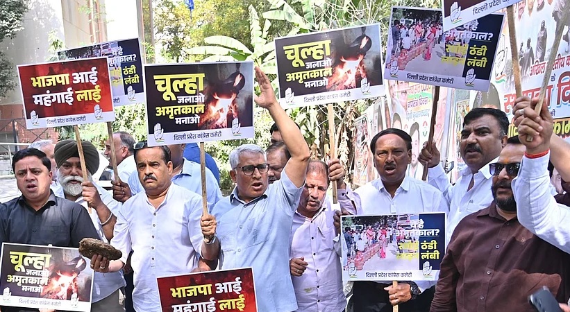 कांग्रेस ने गैस संकट पर विरोध प्रदर्शन करते हुए सड़क किनारे चूल्हे पर सेंकी रोटियां