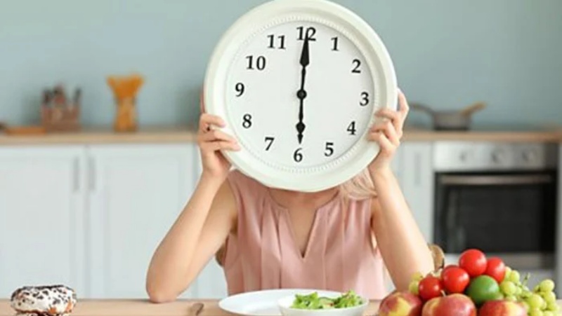 सोने से तीन घंटे पहले खाना छोड़ने से ब्लड प्रेशर और ब्लड शुगर बेहतर हो सकता है: नई स्टडी